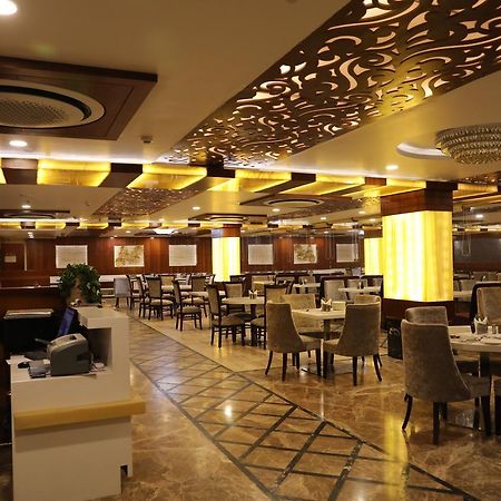 Hotel Tridev Váránaszi Kültér fotó