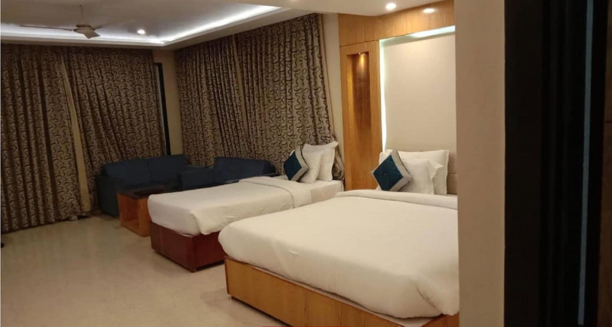 Hotel Tridev Váránaszi Kültér fotó