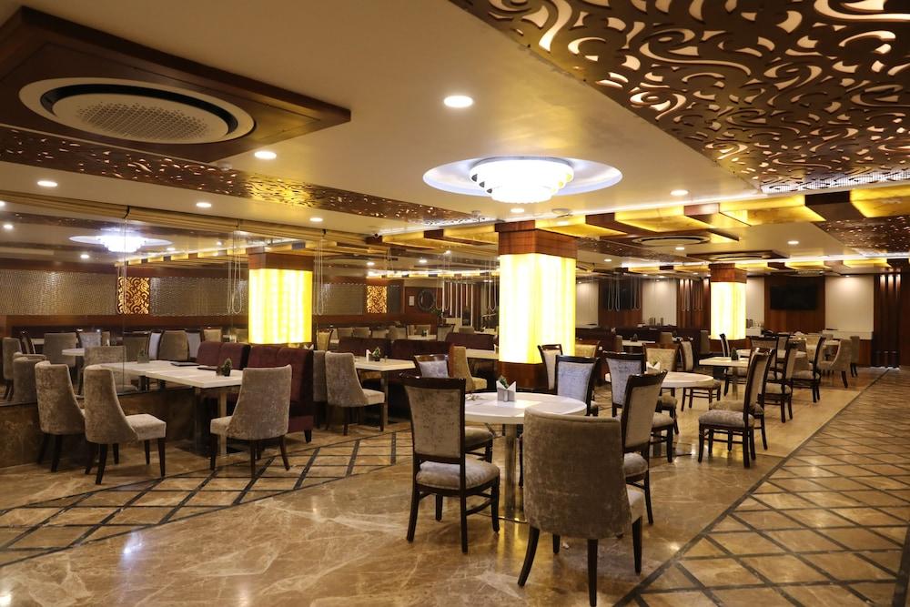 Hotel Tridev Váránaszi Kültér fotó