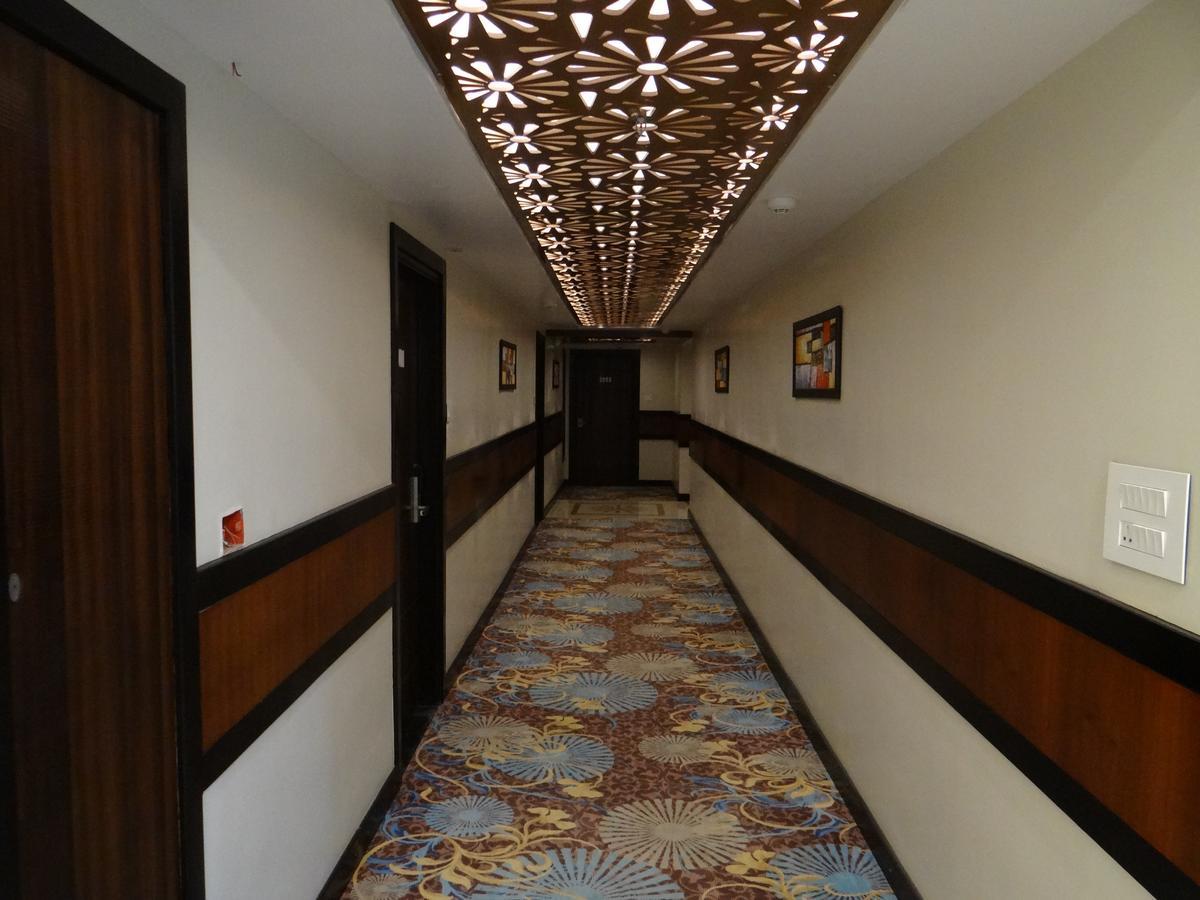 Hotel Tridev Váránaszi Kültér fotó