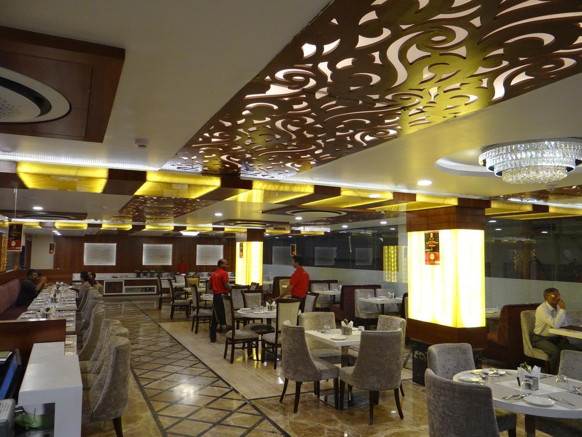Hotel Tridev Váránaszi Kültér fotó