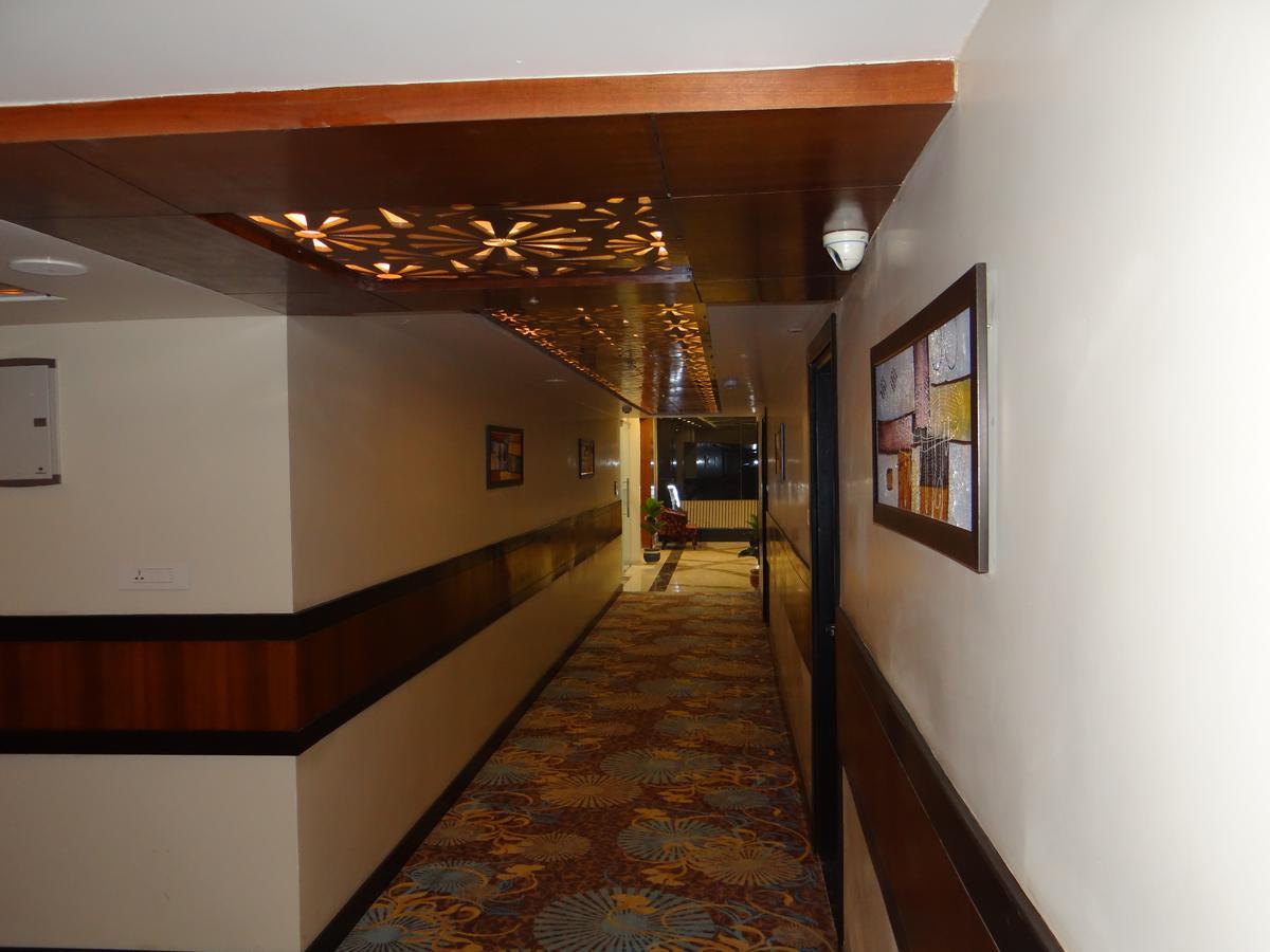 Hotel Tridev Váránaszi Kültér fotó